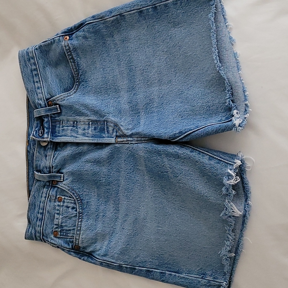 Like new!! 501 mid thigh shorts Luxor Nights